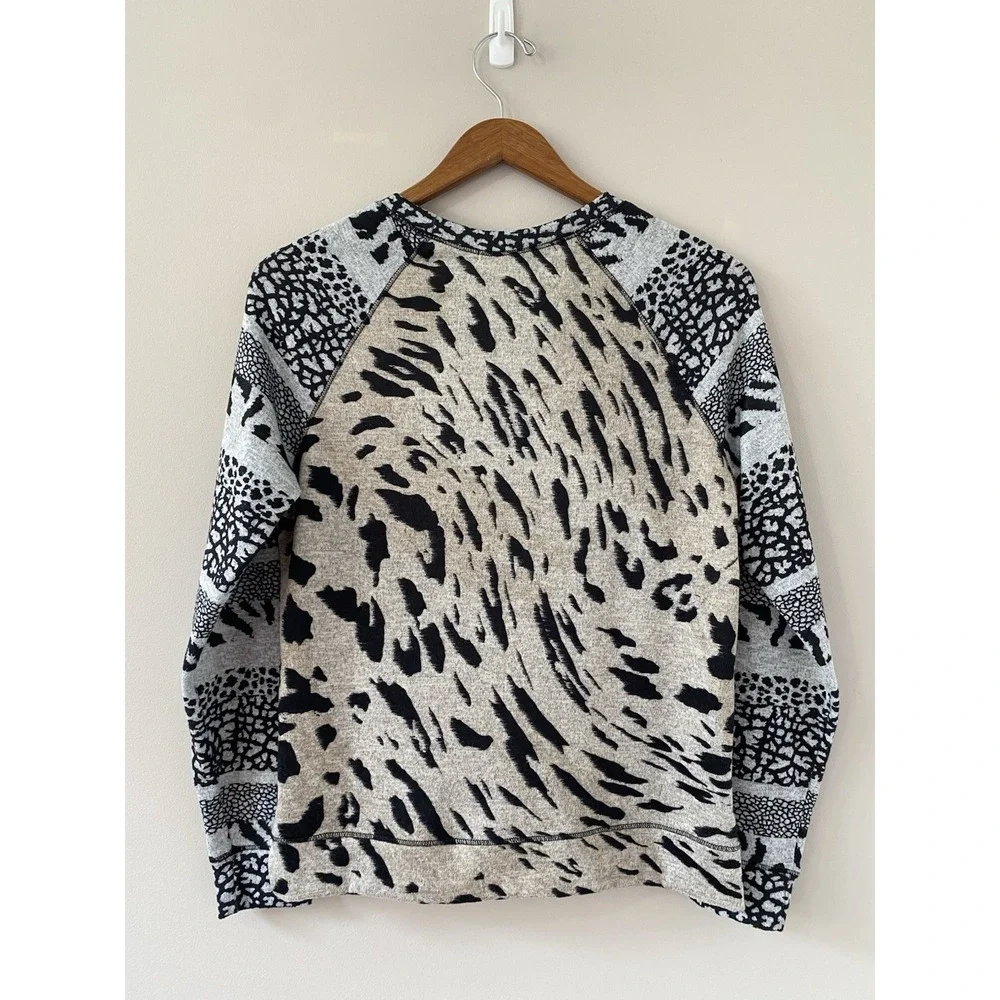 David Cline Animal Print Knit Top‎ Size M Gray Muted Artsy Lightweight Sweater